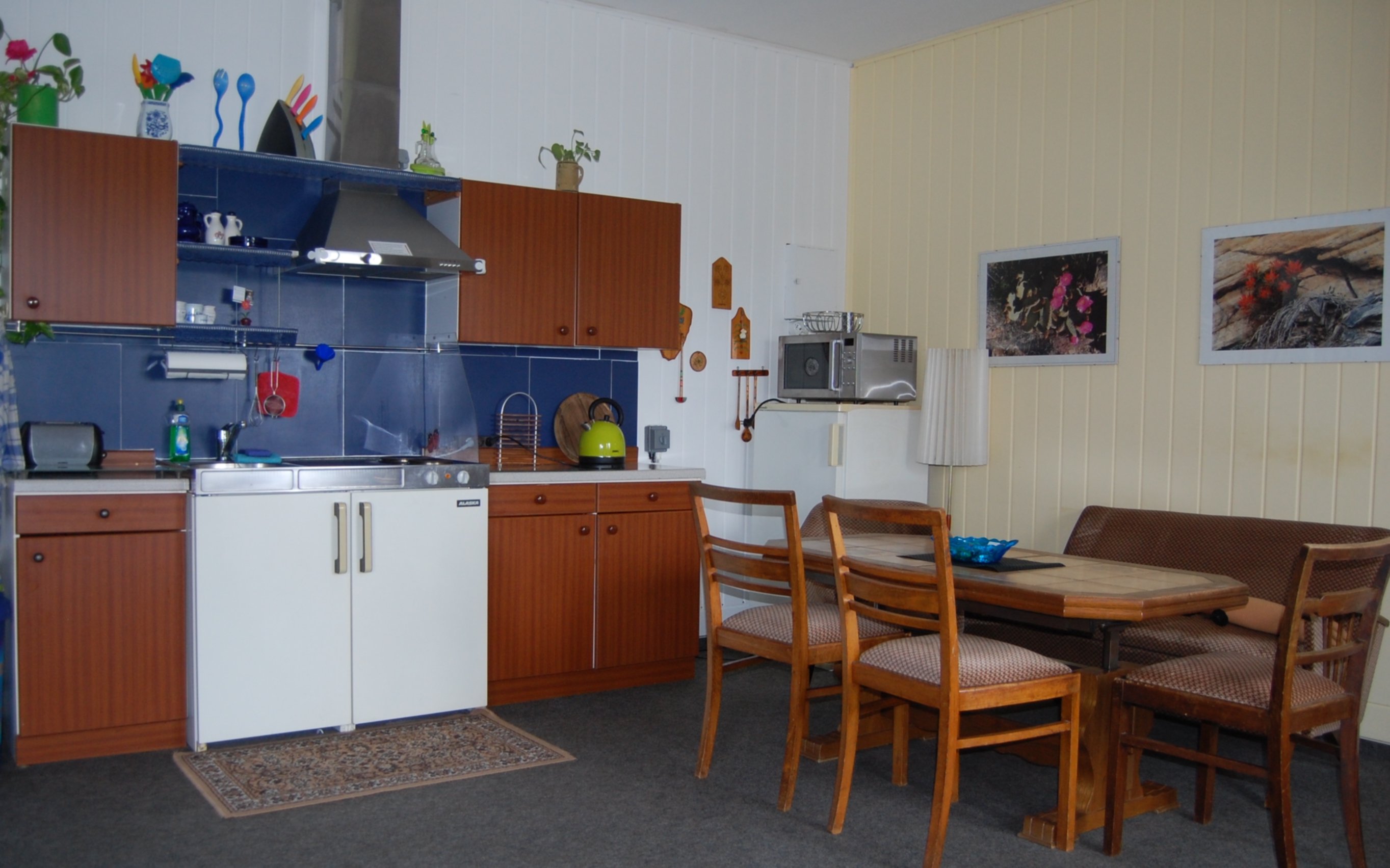 Ferienwohnung für 4 Personen (Aufbettung möglich) Mit Wohnküche (voll ausgestattet) mit 2x2 Schlafplätzen. Ausstattung: Bad + WC, Sat- TV, W-Lan, Babybett, Bettwäsche und Handtuchservice. Preis: 60,-€, bis 2 Personen / Übernachtung. Jede weitere Person und Übernachtung 30,00 €