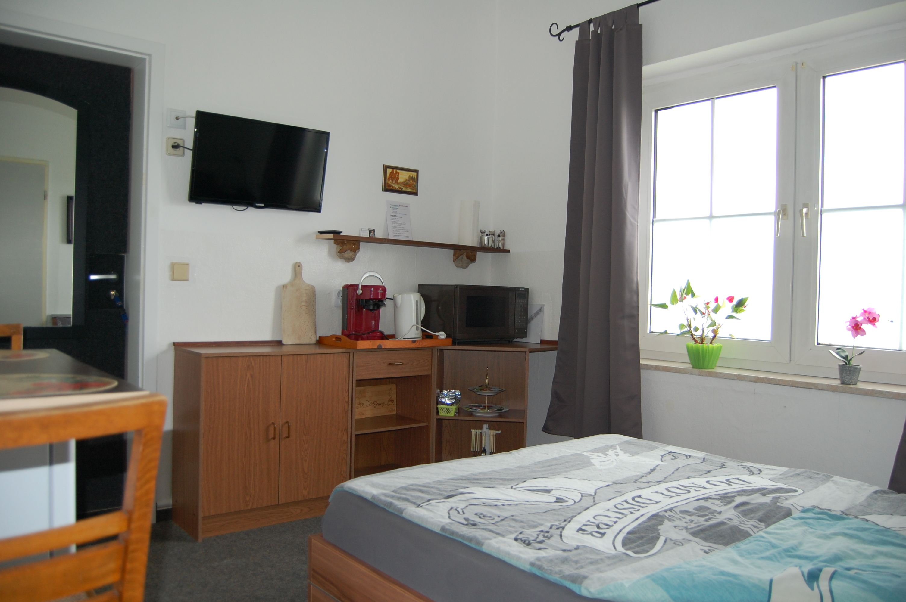 Gästezimmer 1, für ein Pärchen oder eine Person. 30,00 EUR, pro Person und Übernachtung. (Miniküche, Kühlschrank)