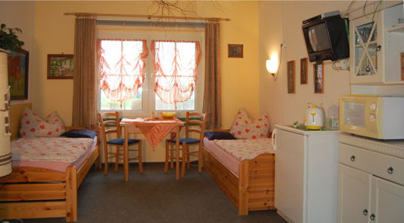 Gästezimmer für 2 Personen Ausstattung: Kühlschrank, Kochmöglichkeit, Waschbecken, Nutzung von Bad und WC, Sat- TV, Internetanschluss, Bettwäsche- und Handtücherservice. Preis: 30,- € pro Person und Übernachtung