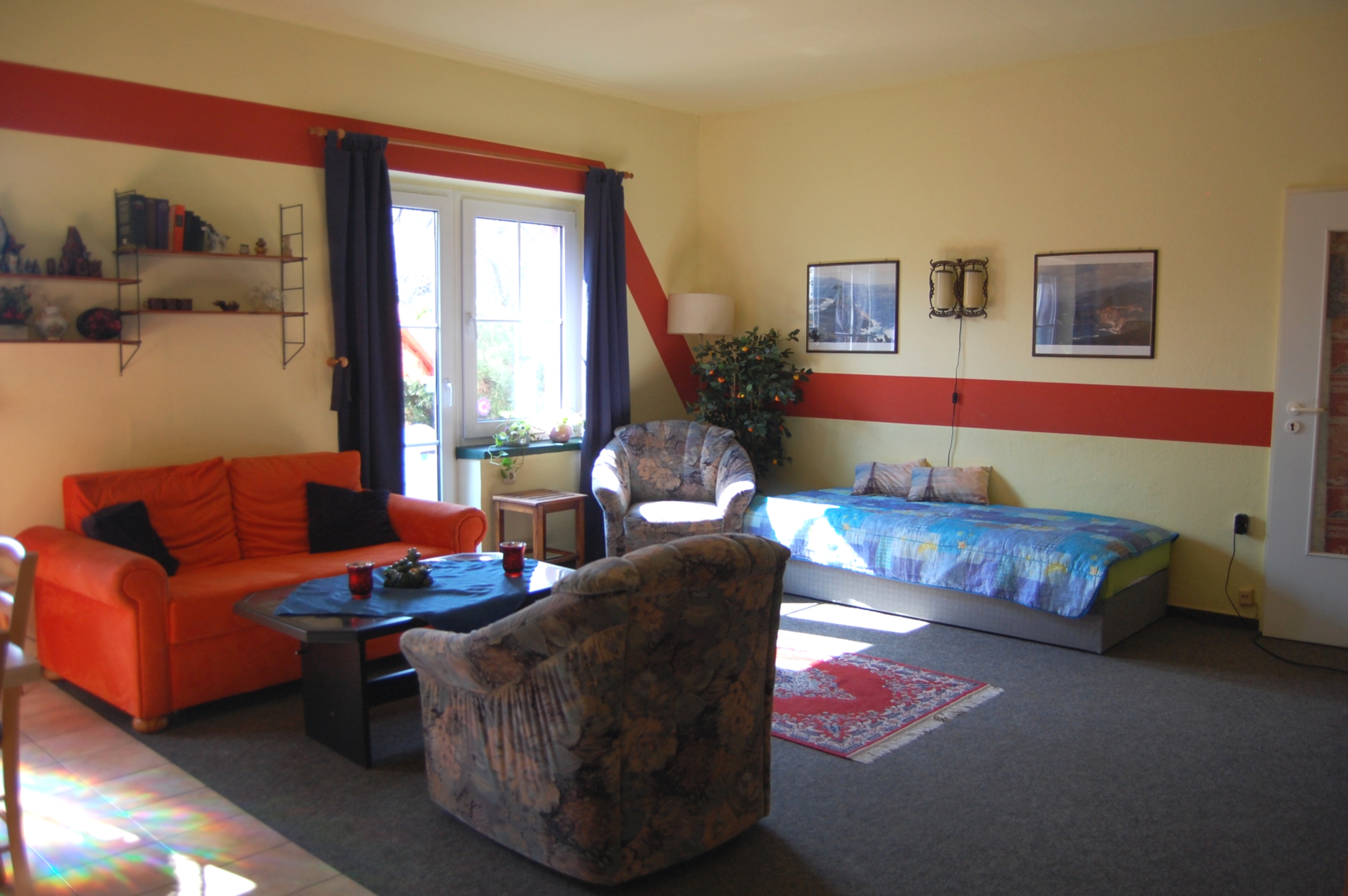 Ferienwohnung 1, für 4 Personen (Aufbettung möglich) Mit Wohnküche (voll ausgestattet) mit 2x2 Schlafplätzen. Ausstattung: Bad + WC, Sat- TV, W-Lan, Babybett, Bettwäsche und Handtuchservice. Preis: 60,-€, bis 2 Personen / Übernachtung. Jede weitere Person und Übernachtung 30,00 €